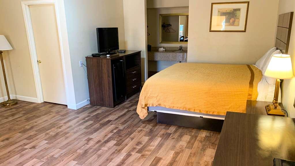Days Inn & Suites By Wyndham Brewton Номер фото