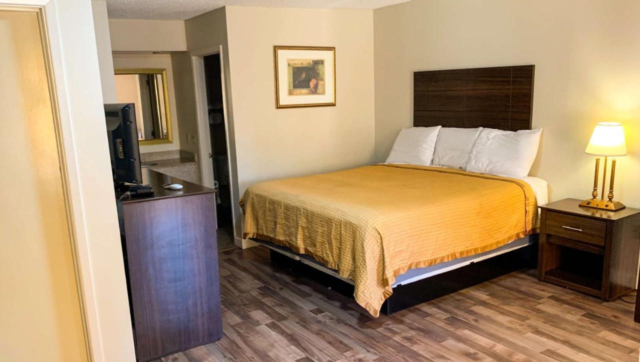 Days Inn & Suites By Wyndham Brewton Екстер'єр фото