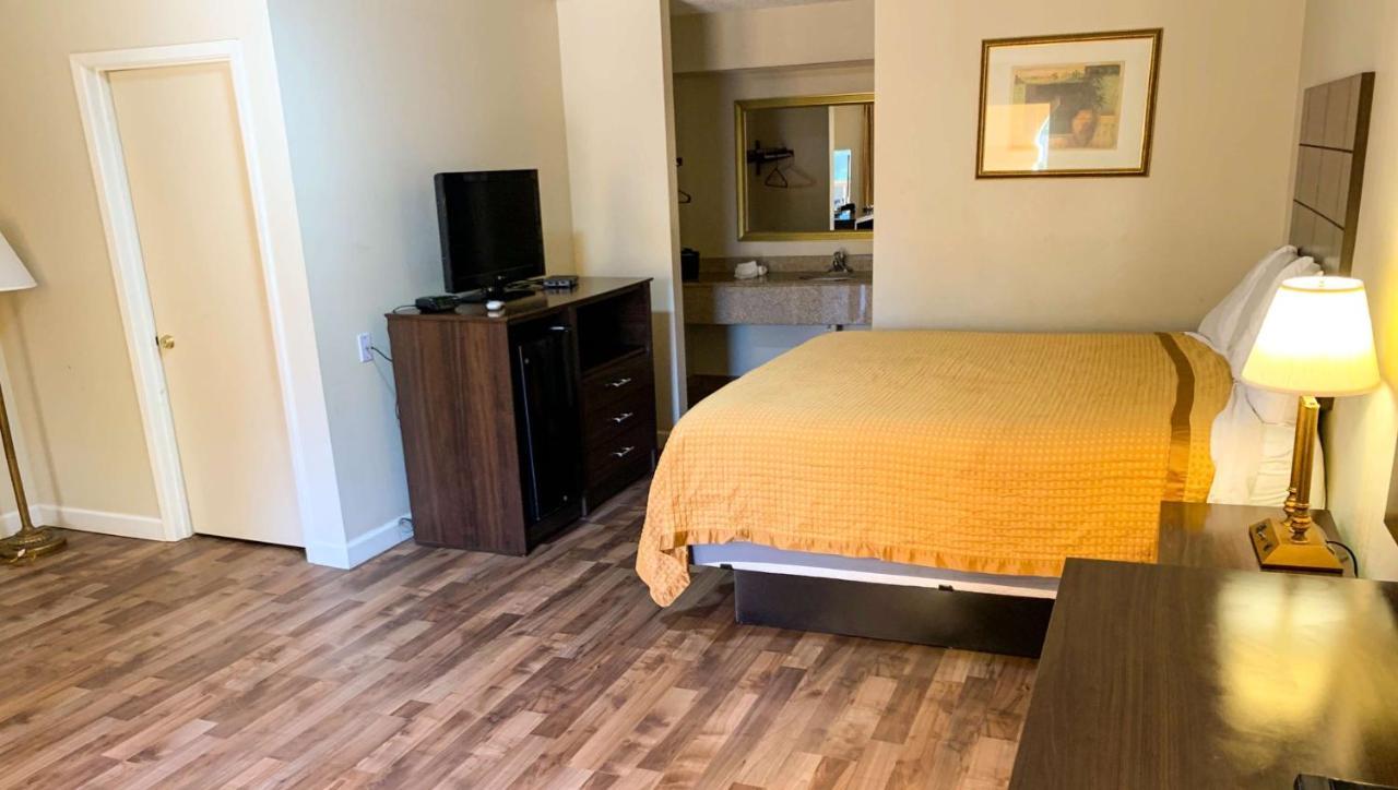 Days Inn & Suites By Wyndham Brewton Екстер'єр фото