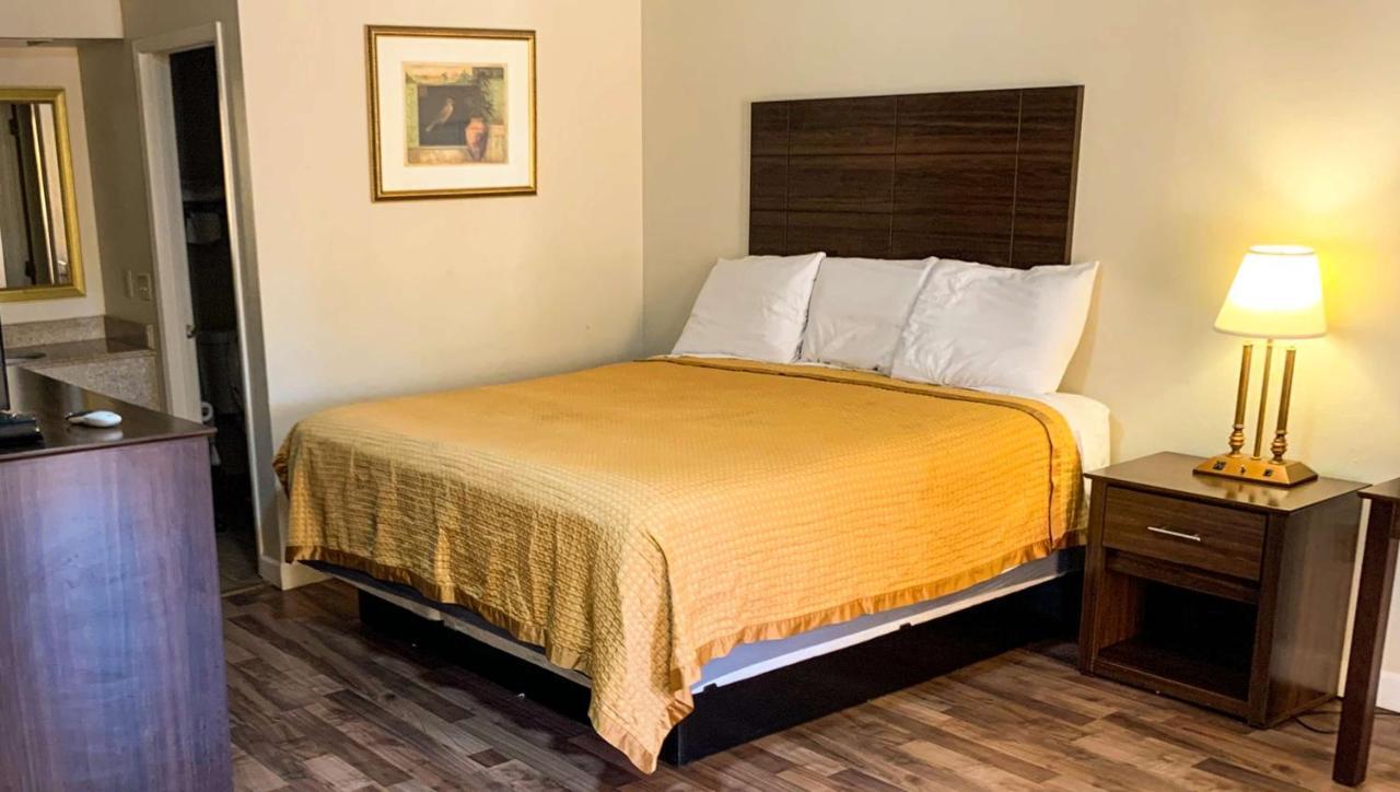 Days Inn & Suites By Wyndham Brewton Екстер'єр фото