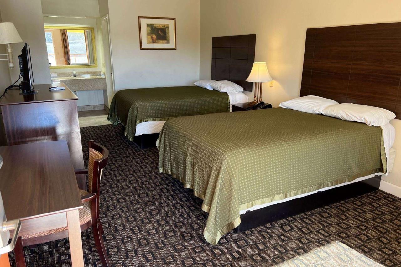 Days Inn & Suites By Wyndham Brewton Екстер'єр фото