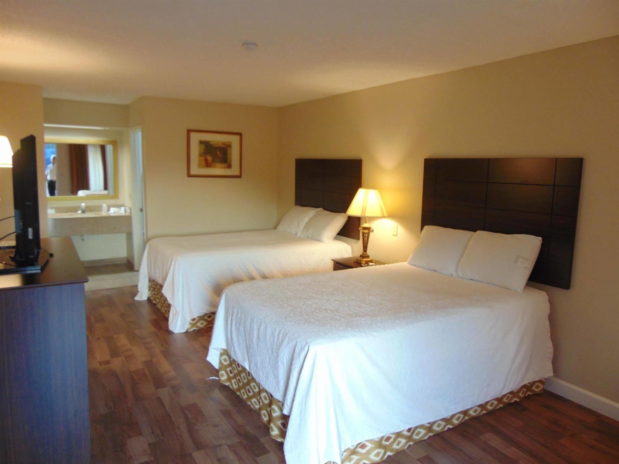 Days Inn & Suites By Wyndham Brewton Екстер'єр фото